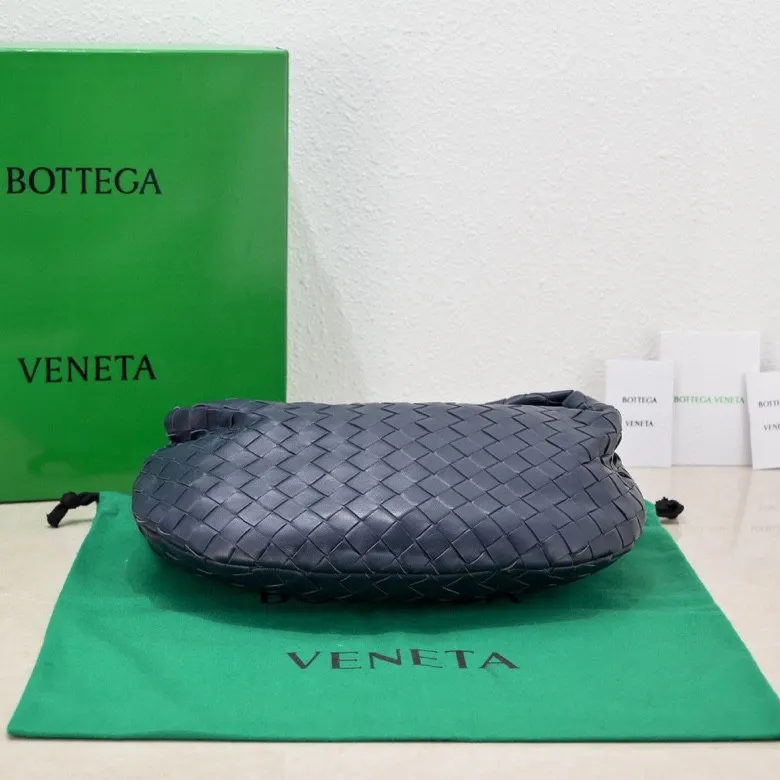 Batch 1460 BV Bottega Veneta 2022 Early Spring New Ladies Medium JODIE Handbag BV Bag 🔥The new method is to round the corners on the original basis and knot the round hobo bag with classic woven leather. The most iconic triangular pull-out design, using sheepskin draped soft shape, is super suitable for concave shapes~ Jodie feels really gentle to people, and is definitely the best item for daily matching. It has the same weave, new elements and twists, and is versatile. It is the new favorite of street style Internet celebrities! Size: 36*21*13 Model: 6697